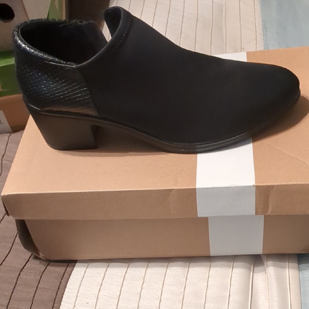 Sleek Black Ankle Booties for Stylish Comfort